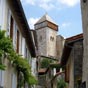 Ruelle à Saint-Bertrand-de-Comminges avec le clocher-tour de la cathédrale.